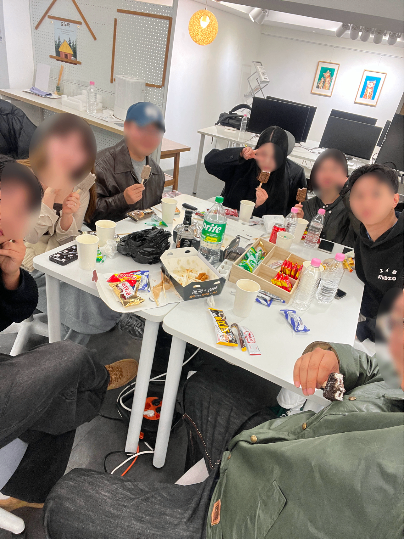 오두막 멤버들이 모여 간식을 나누는 모습